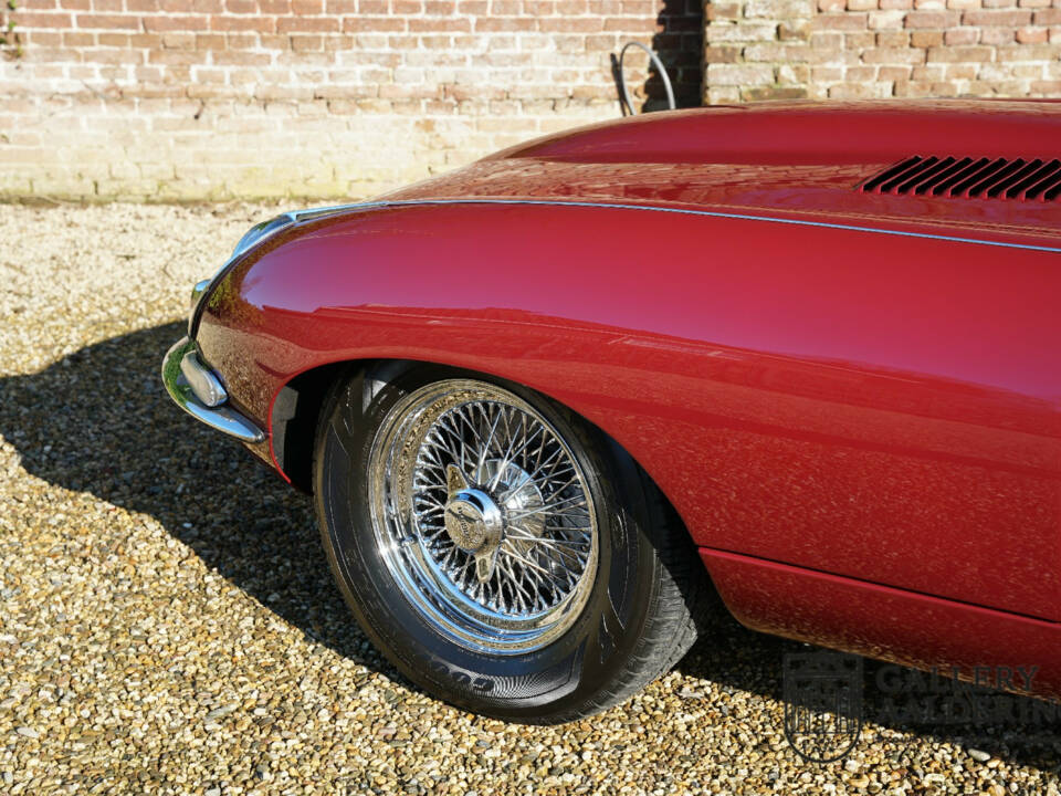 Image 39/50 de Jaguar E-Type (1968)