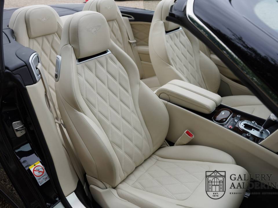 Image 26/50 of Bentley Continental GTC V8 (2014)