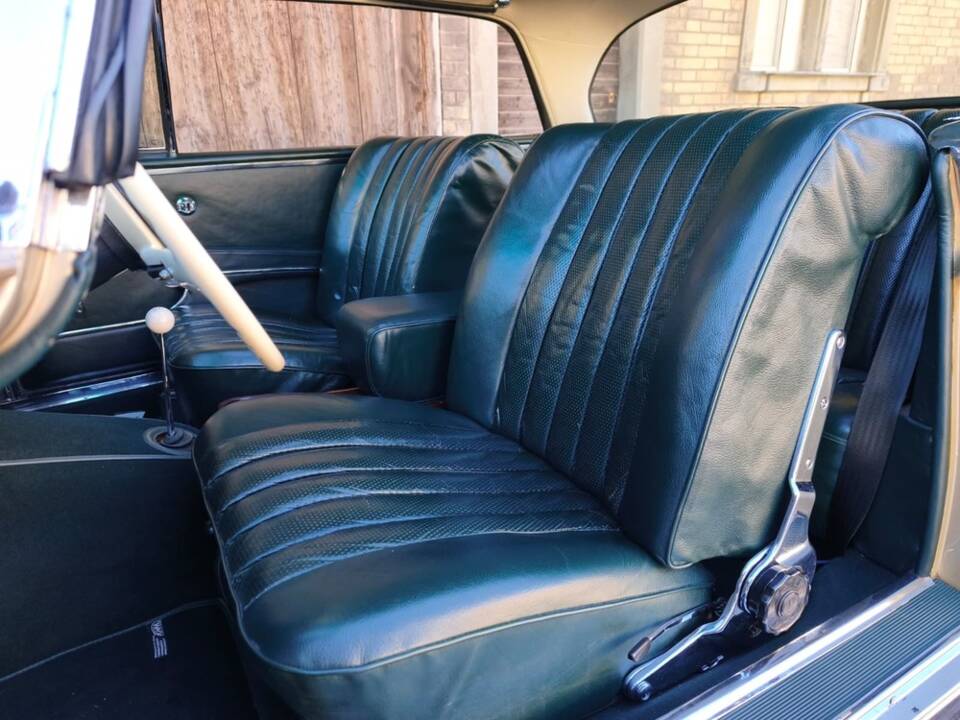 Afbeelding 5/30 van Mercedes-Benz 220 SE b (1961)