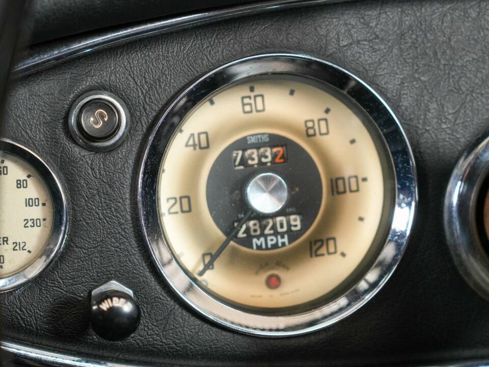 Image 18/43 of Austin-Healey 3000 Mk II (BJ7) (1963)