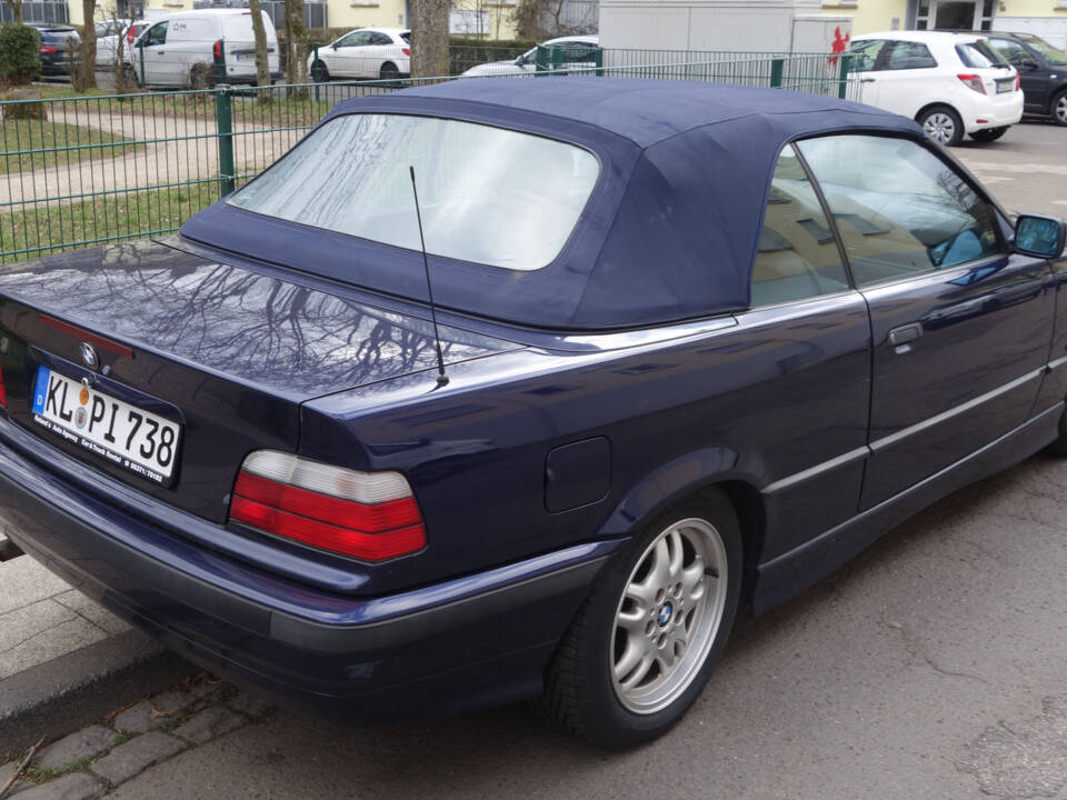 Image 4/4 of BMW 318i (1996)