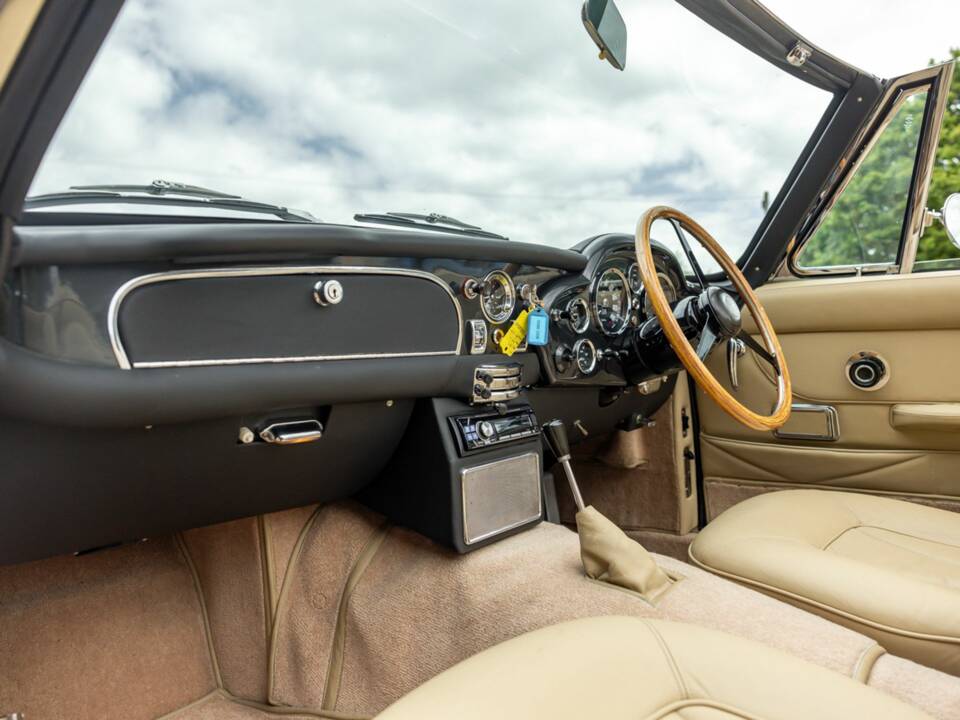 Bild 42/50 von Aston Martin DB 6 Volante (1969)