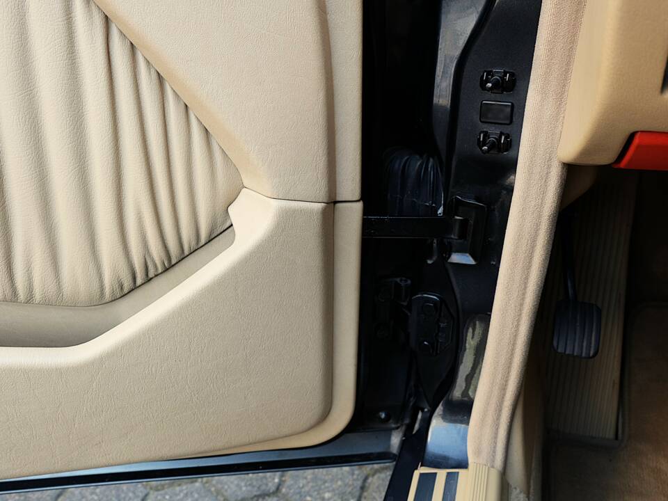 Image 28/63 of Mercedes-Benz 300 CE (1991)