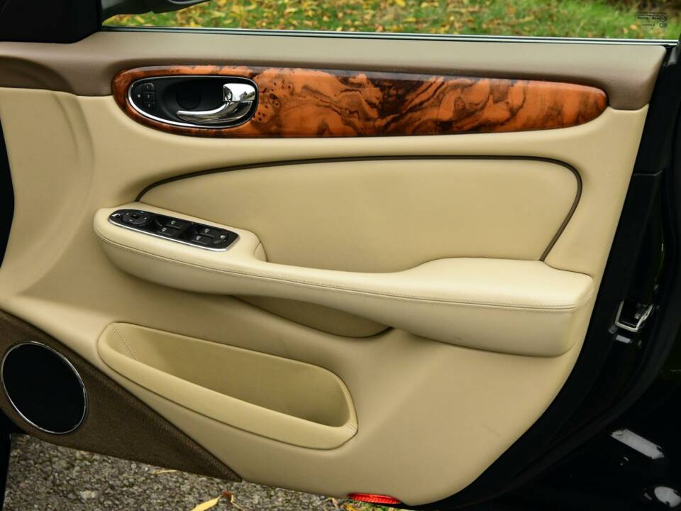 Image 42/50 of Jaguar XJ 8 4.2 (2008)