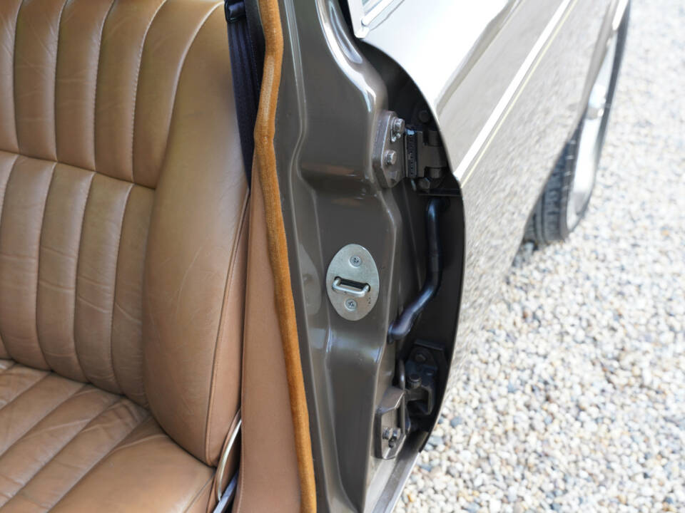 Bild 30/50 von Jaguar XJ 6 L 4.2 (1975)