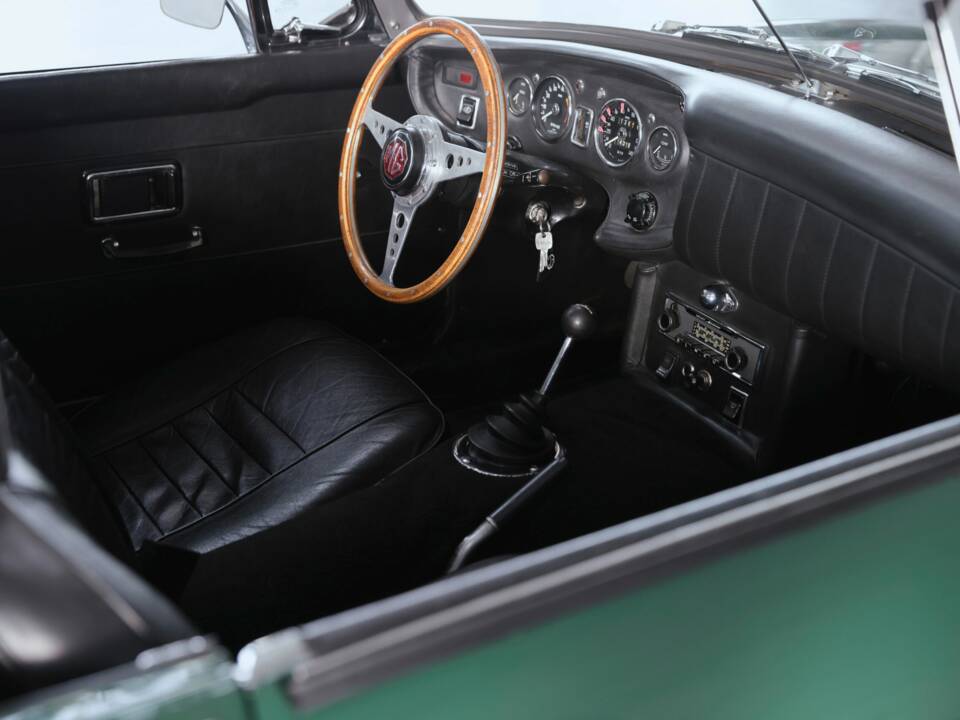 Image 19/41 of MG MGC (1969)