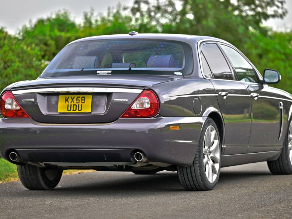 Image 10/50 de Jaguar XJ 8 4.2 (2009)