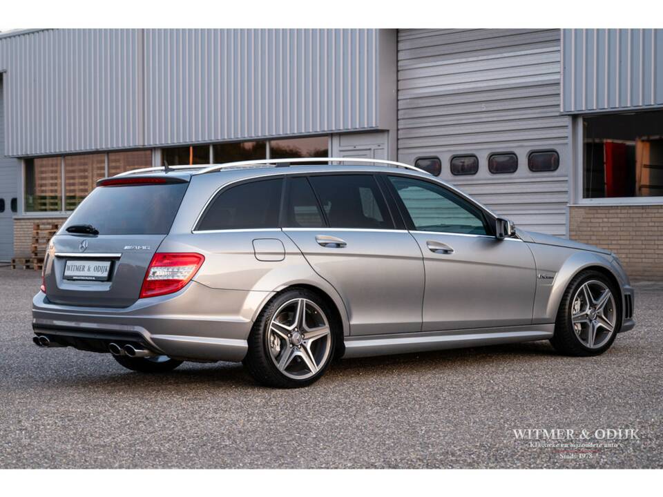 Imagen 14/40 de Mercedes-Benz C 63 AMG T (2009)
