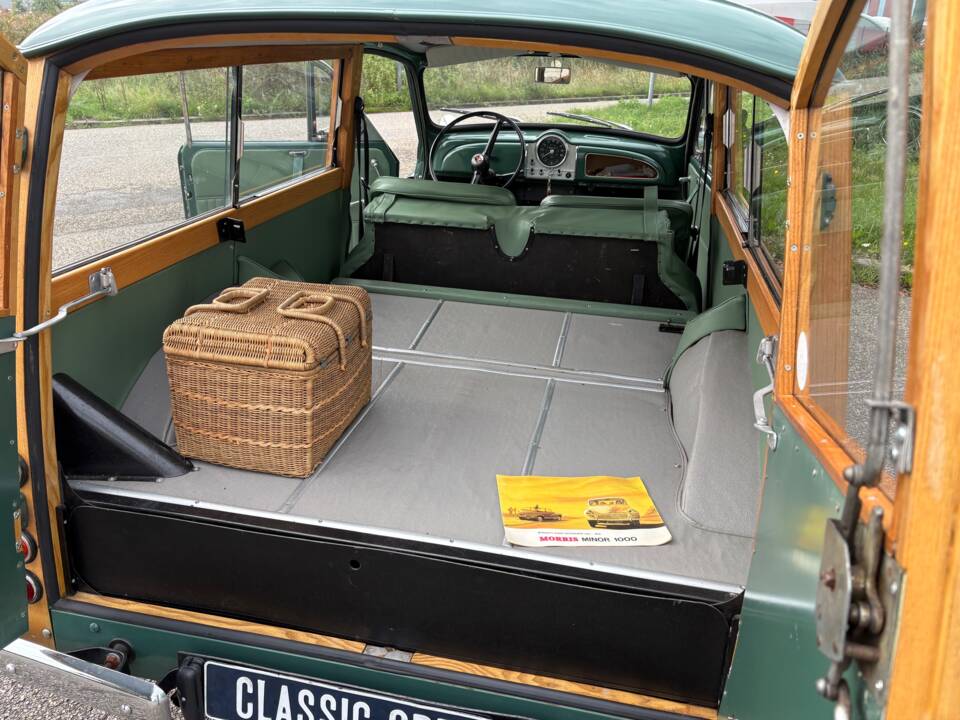 Image 14/26 of Morris Minor 1000 Traveller (1971)