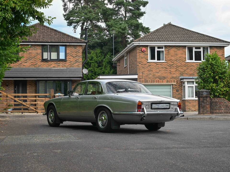 Image 21/50 of Jaguar XJ 6 4.2 (1971)