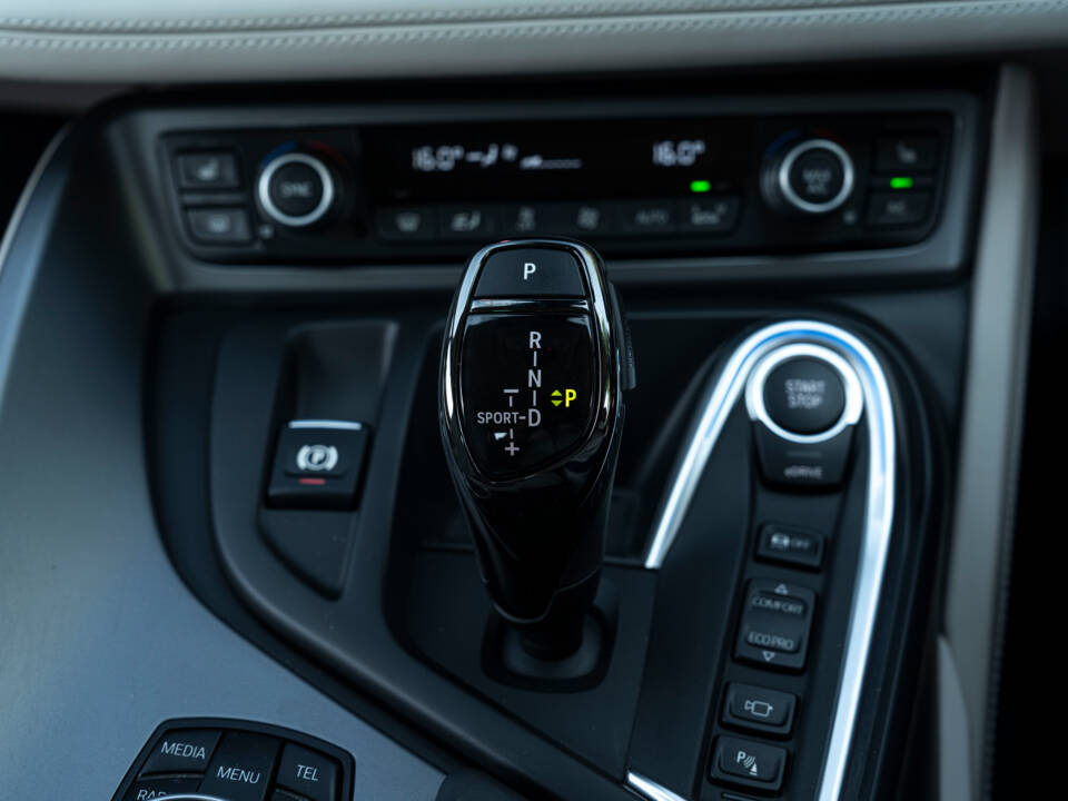Image 25/33 of BMW i8 Coupé (2015)