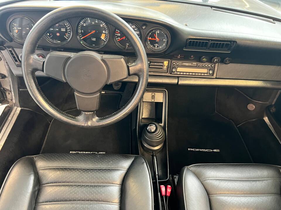 Image 14/71 de Porsche 911 SC 3.0 (1983)