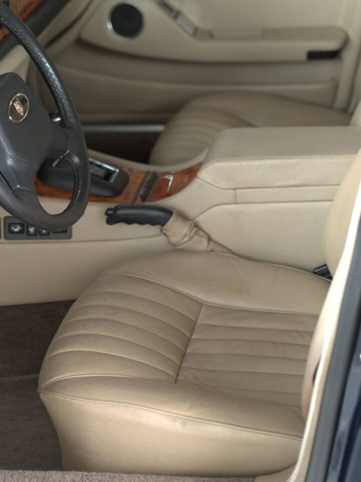 Image 34/37 of Jaguar Sovereign 3.6 (1988)