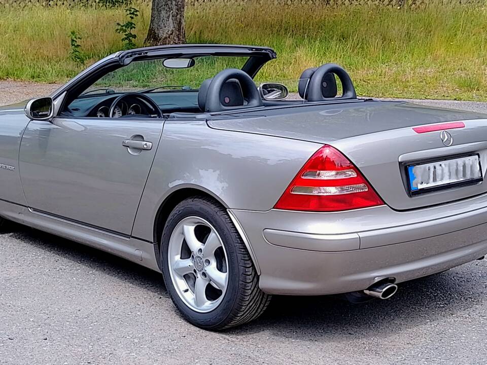 Immagine 7/10 di Mercedes-Benz SLK 200 Kompressor (2003)