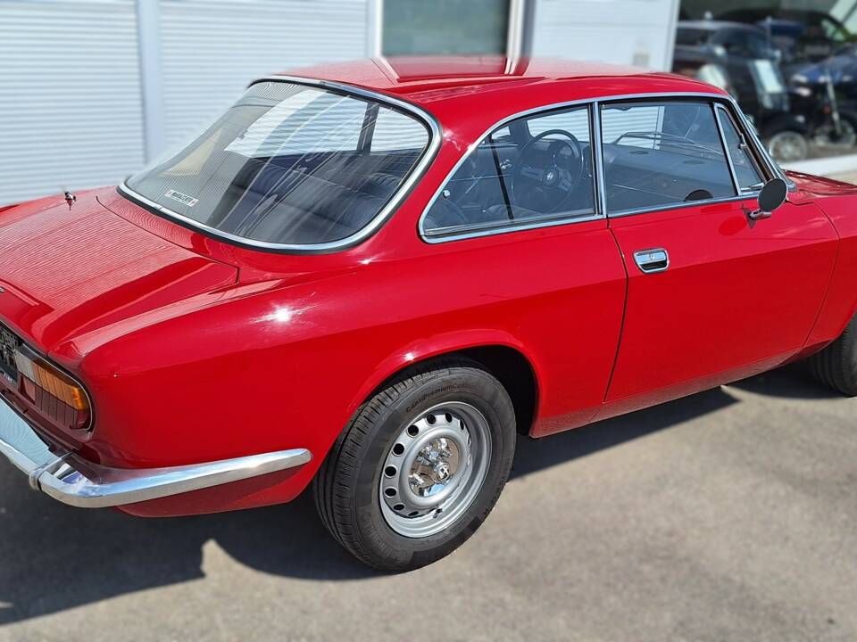 Afbeelding 4/11 van Alfa Romeo Giulia 1300 GT Junior (1971)