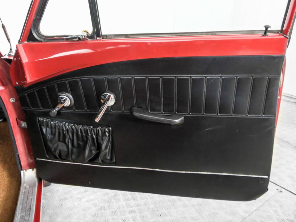 Image 33/50 of Volvo P 123 GT (1968)