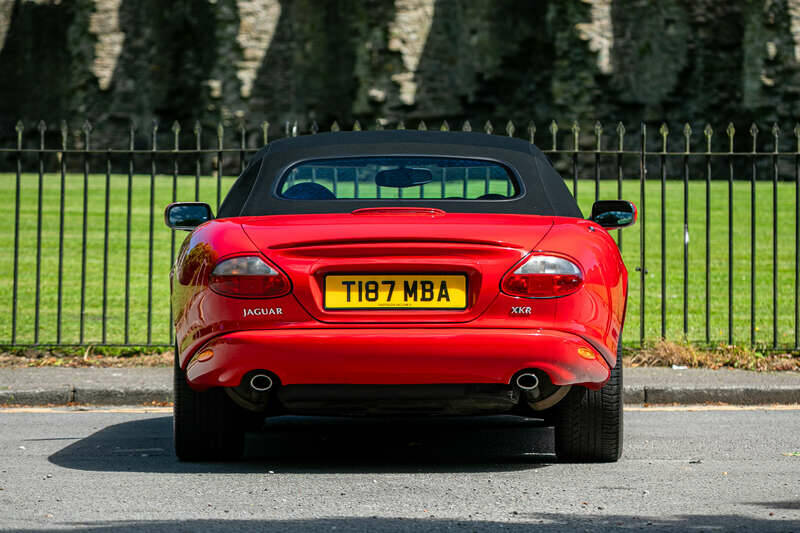 Image 7/33 of Jaguar XK8 4.0 (1999)