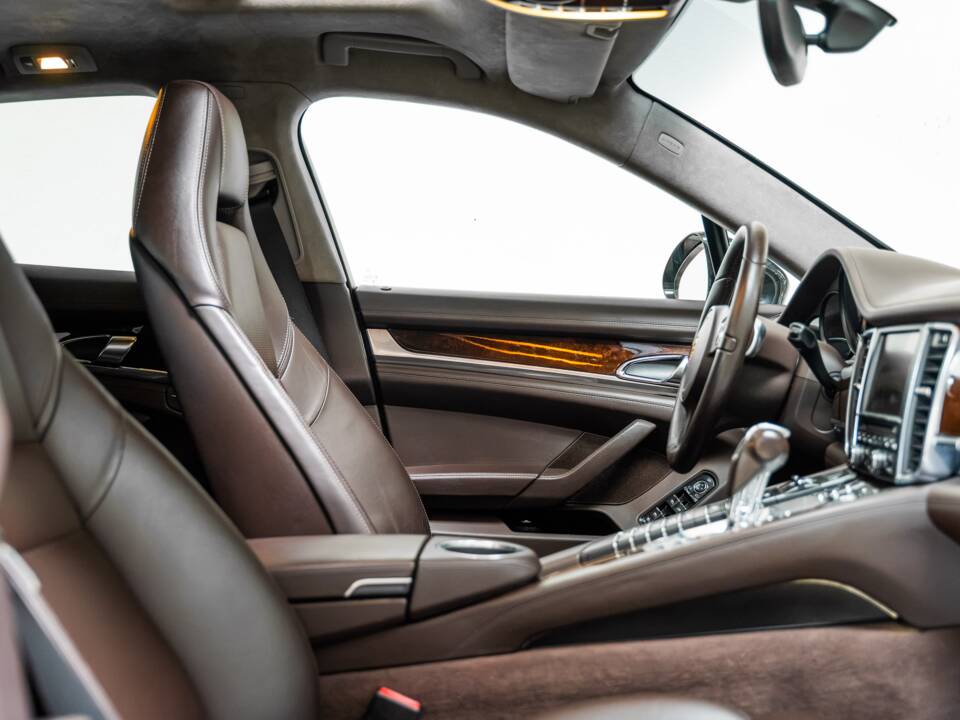 Image 23/31 of Porsche Panamera Turbo (2010)