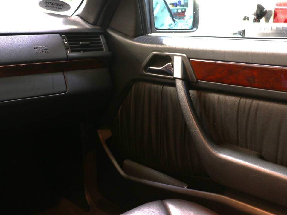 Immagine 28/43 di Mercedes-Benz E 200 (1994)