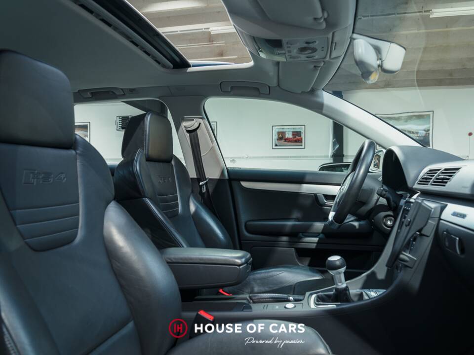 Image 17/22 of Audi RS4 Avant (2007)