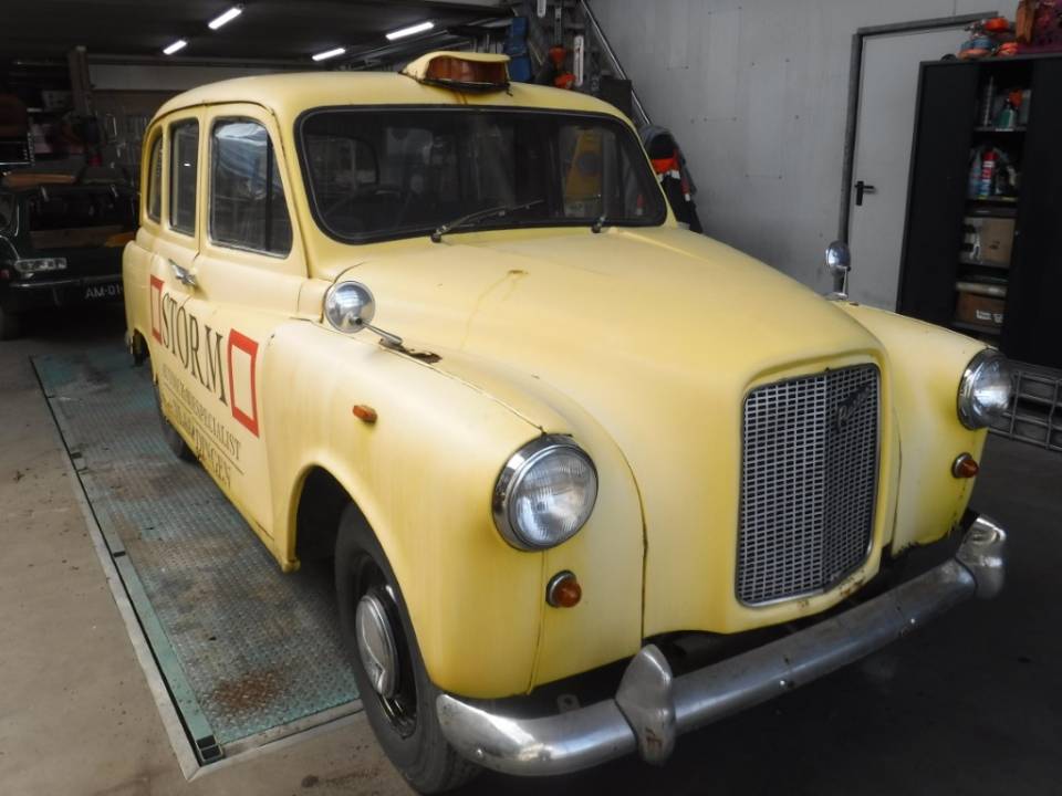 Image 15/39 of Austin FX 4 London Taxi (1970)