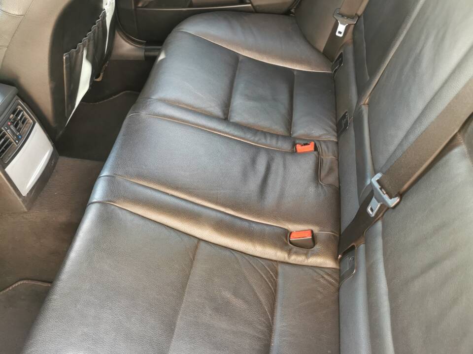 Image 22/22 of BMW 530d Touring (2005)
