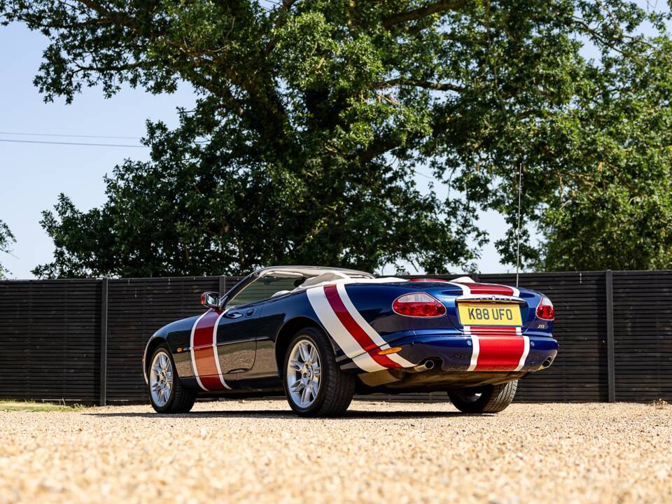 Immagine 18/42 di Jaguar XK8 4.0 (2001)