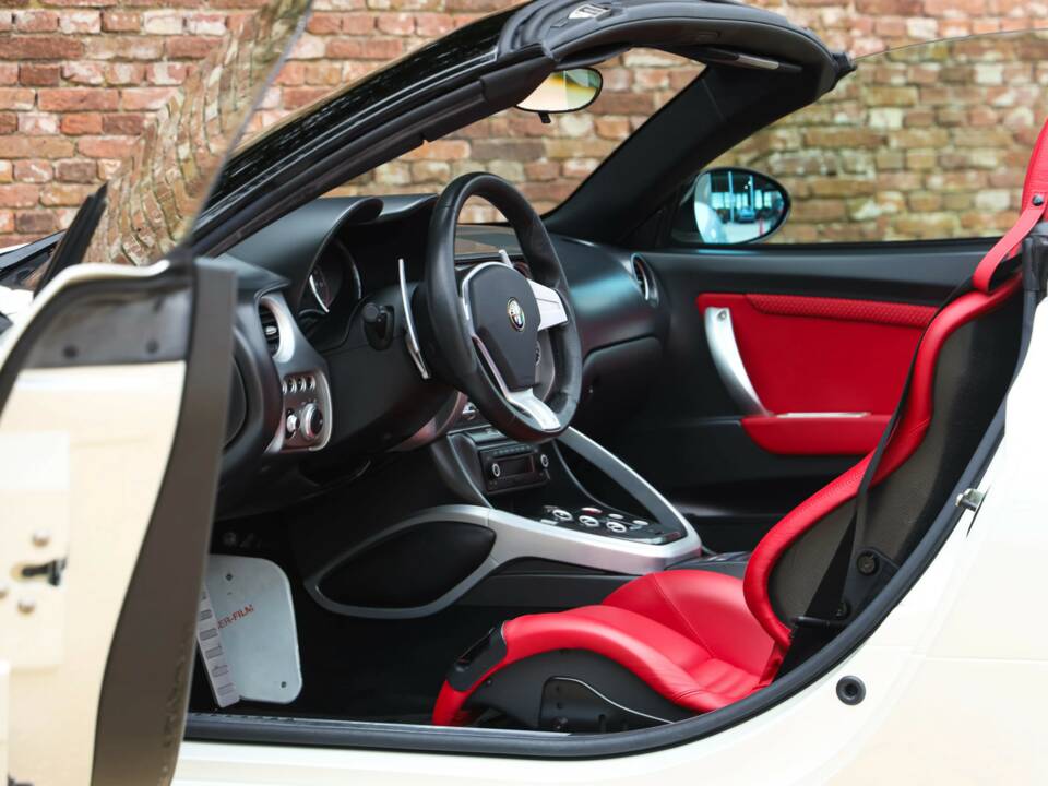 Immagine 49/50 di Alfa Romeo 8C Spider (2009)