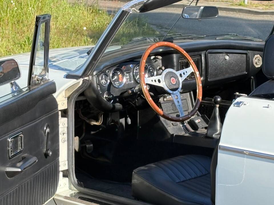 Image 4/18 of MG MGB (1975)