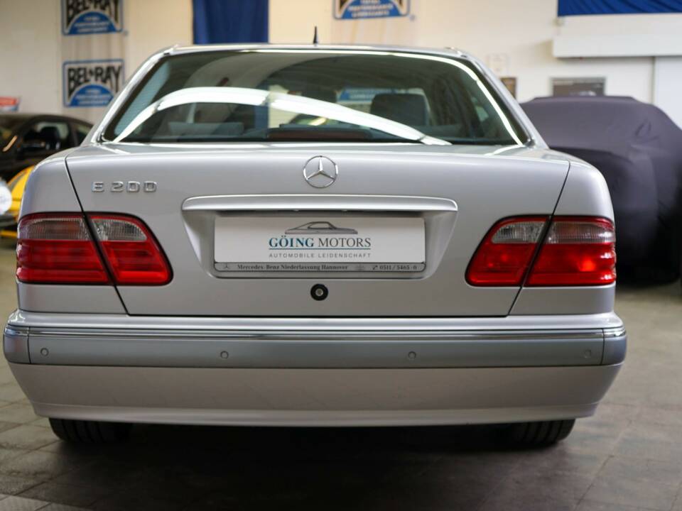 Bild 11/38 von Mercedes-Benz E 200 Kompressor (2001)