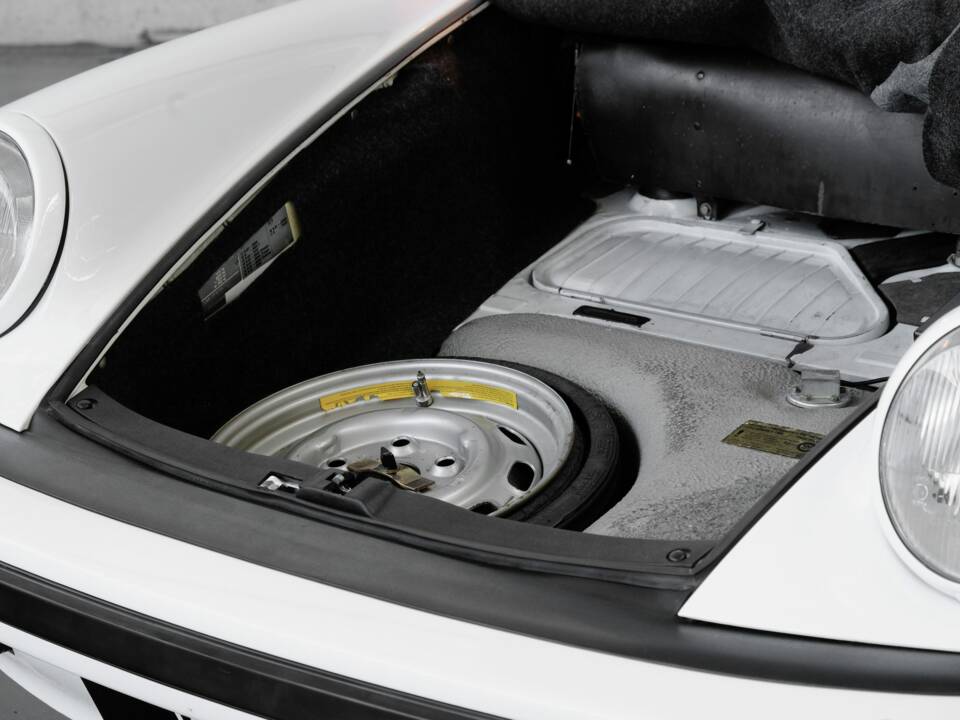 Image 35/46 de Porsche 911 Carrera 3.2 (1984)