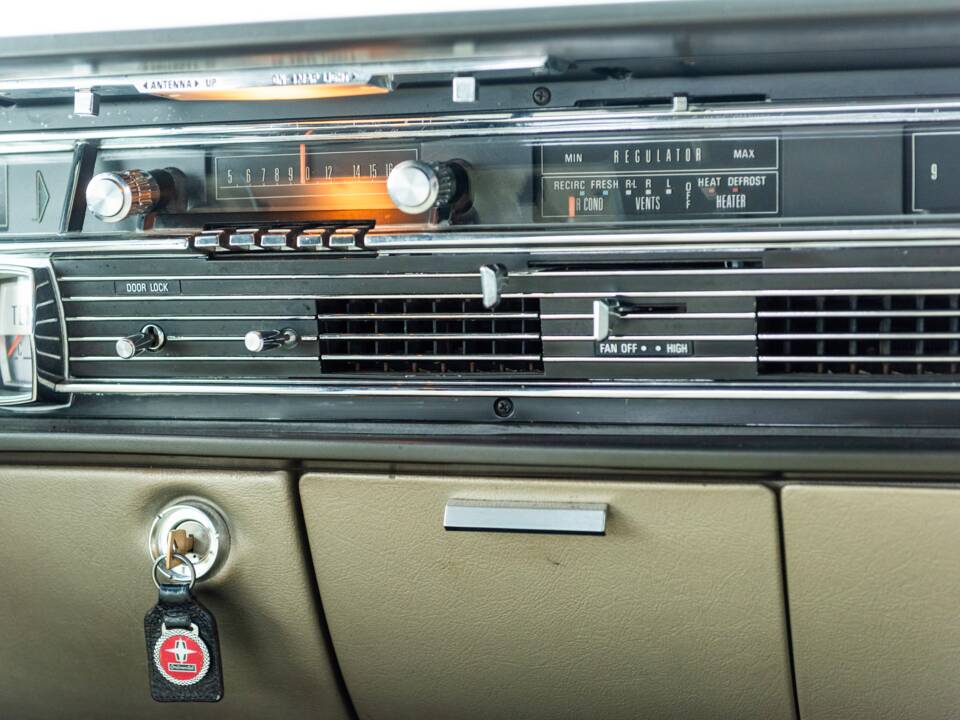 Bild 84/100 von Lincoln Continental Convertible (1965)