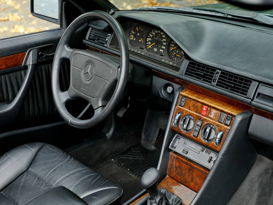 Image 15/26 of Mercedes-Benz E 320 (1994)