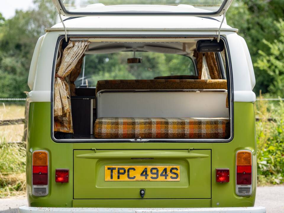 Image 33/47 of Volkswagen T2b Camper (1977)