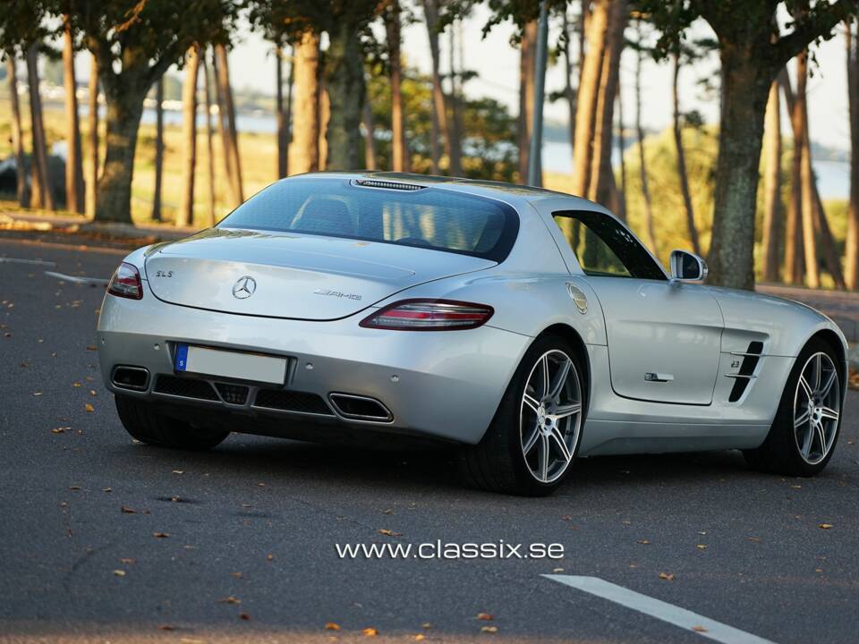 Image 13/26 de Mercedes-Benz SLS AMG (2011)
