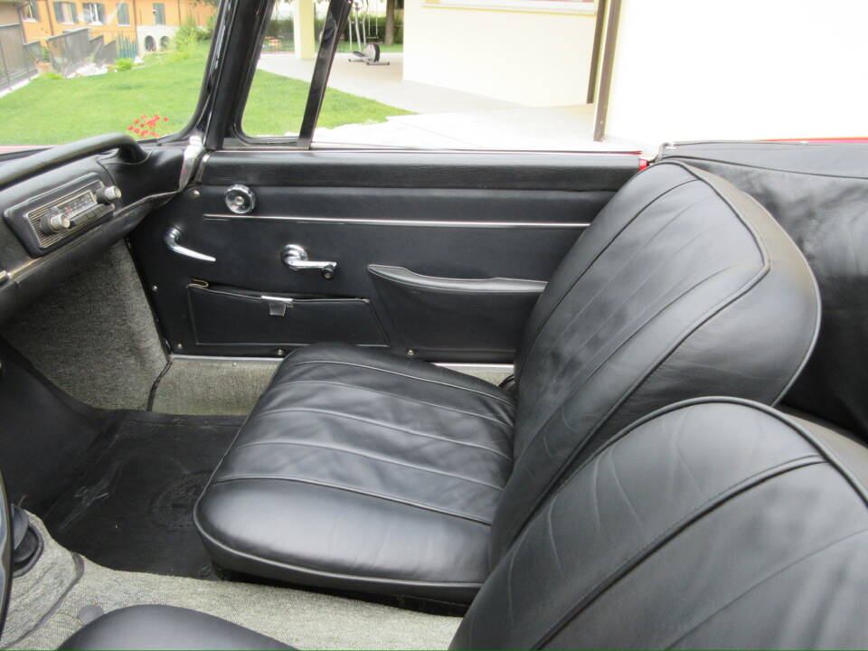 Image 23/40 of Alfa Romeo 2600 Spider (1966)