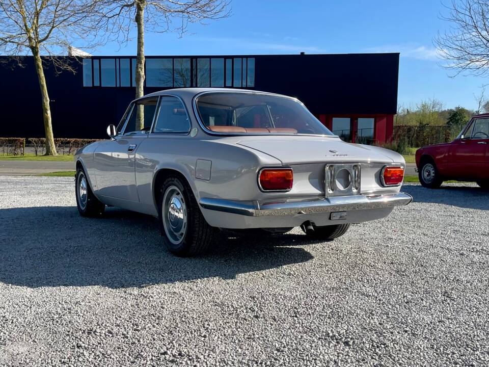 Image 38/47 de Alfa Romeo 1750 GT Veloce (1968)