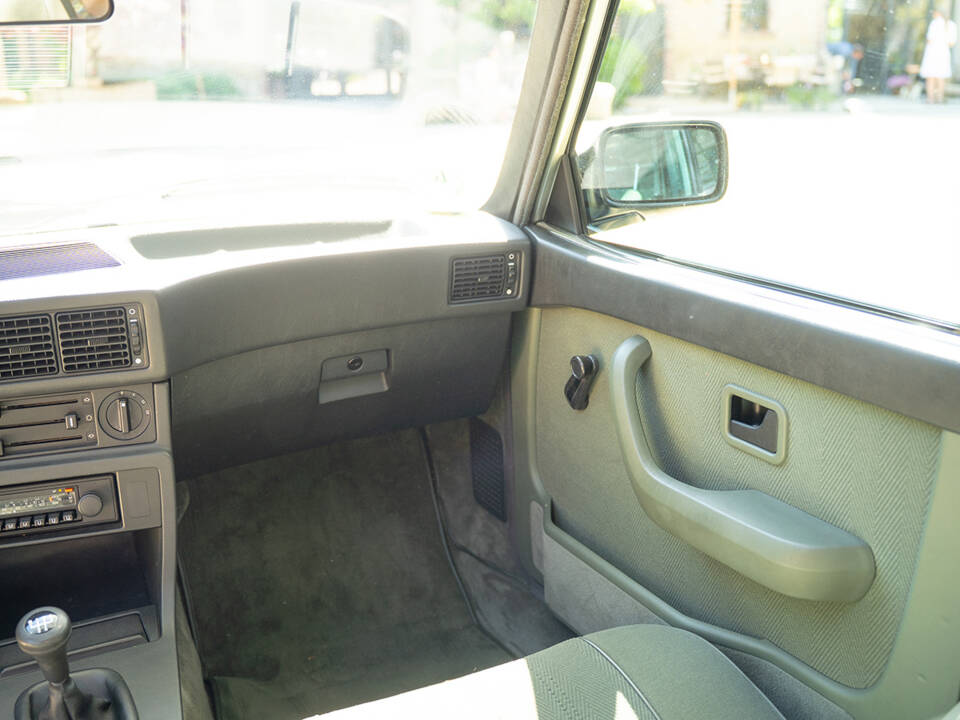 Image 42/63 of BMW 528i (1984)