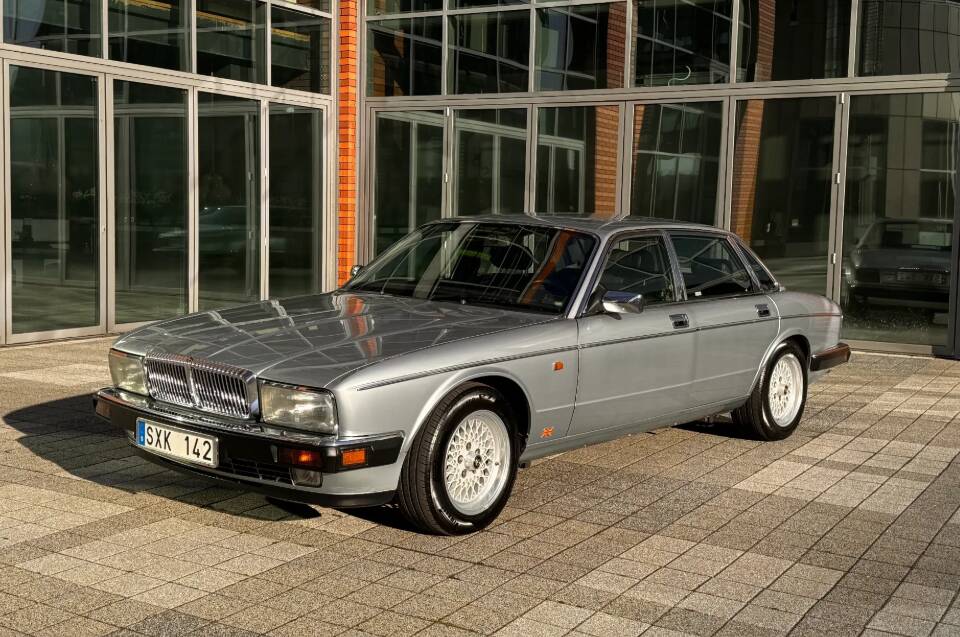 Image 2/29 de Daimler Double Six (1993)