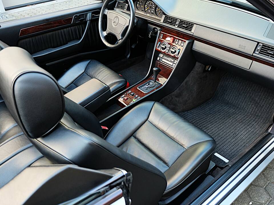 Image 27/74 of Mercedes-Benz E 320 (1997)