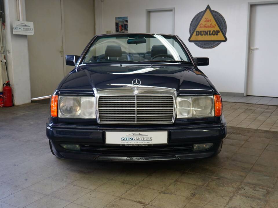 Image 3/33 of Mercedes-Benz 300 CE-24 (1993)