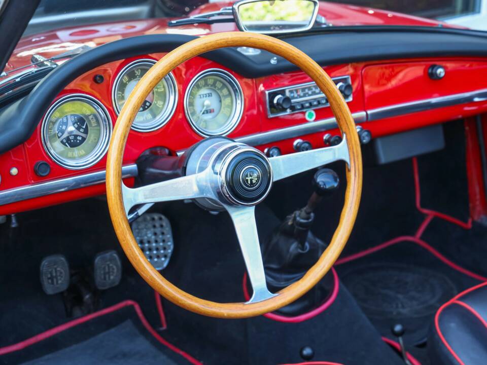 Image 3/50 of Alfa Romeo Giulia 1600 Spider (1963)
