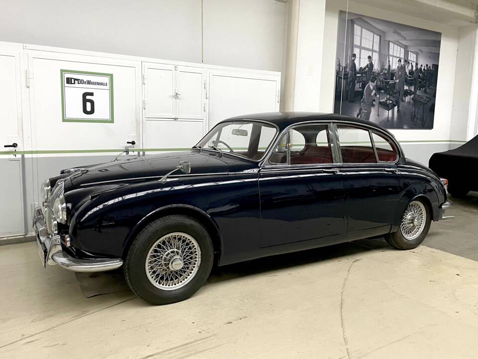 Image 2/22 of Jaguar 240 (1968)