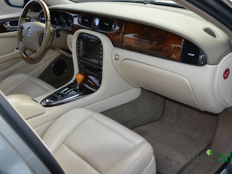 Image 23/50 of Jaguar XJ 8 3.5 (2003)