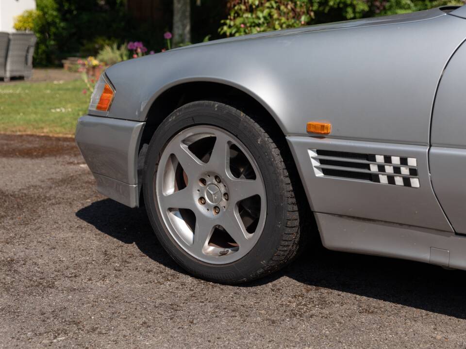 Image 9/50 of Mercedes-Benz SL 320 &quot;Mille Miglia&quot; (1995)