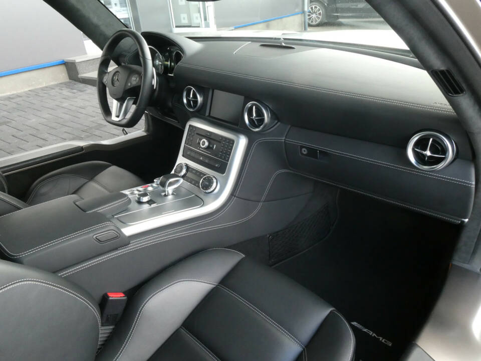 Image 13/15 of Mercedes-Benz SLS AMG (2012)