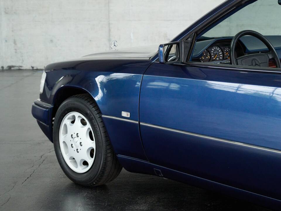 Bild 17/50 von Mercedes-Benz E 200 (1996)