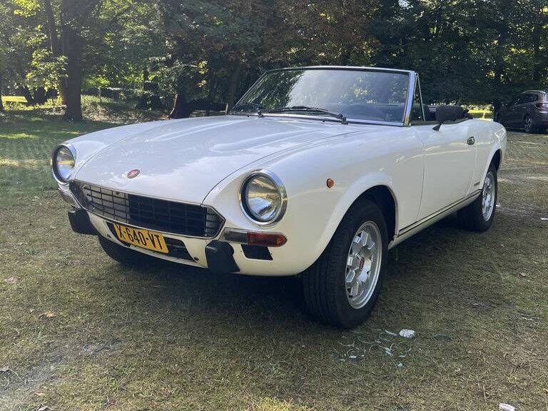 Image 7/8 of FIAT Spider 2000 Pininfarina 50th Anniversary Edition (1979)