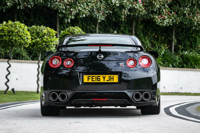 Bild 7/37 von Nissan GT-R Black Edition (2016)
