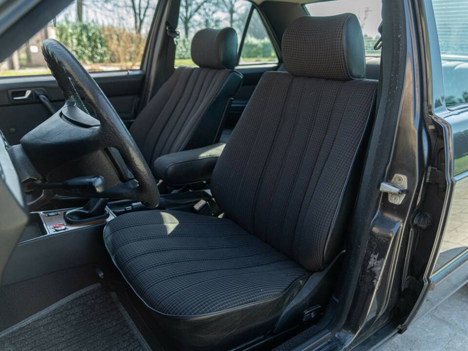 Bild 29/50 von Mercedes-Benz 190 E (1988)